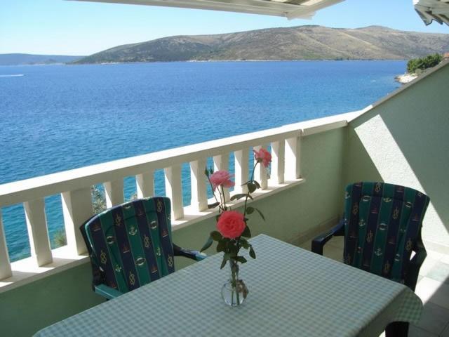 Beachfront Dida - Apartment Seget Vranjica